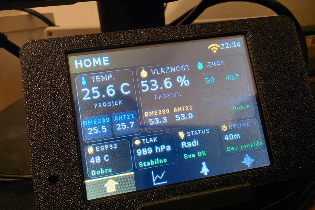 Dodirni ekran u crnom 3D printanom kućištu prikazuje temperaturu, vlažnost, kvalitetu zraka i tlak