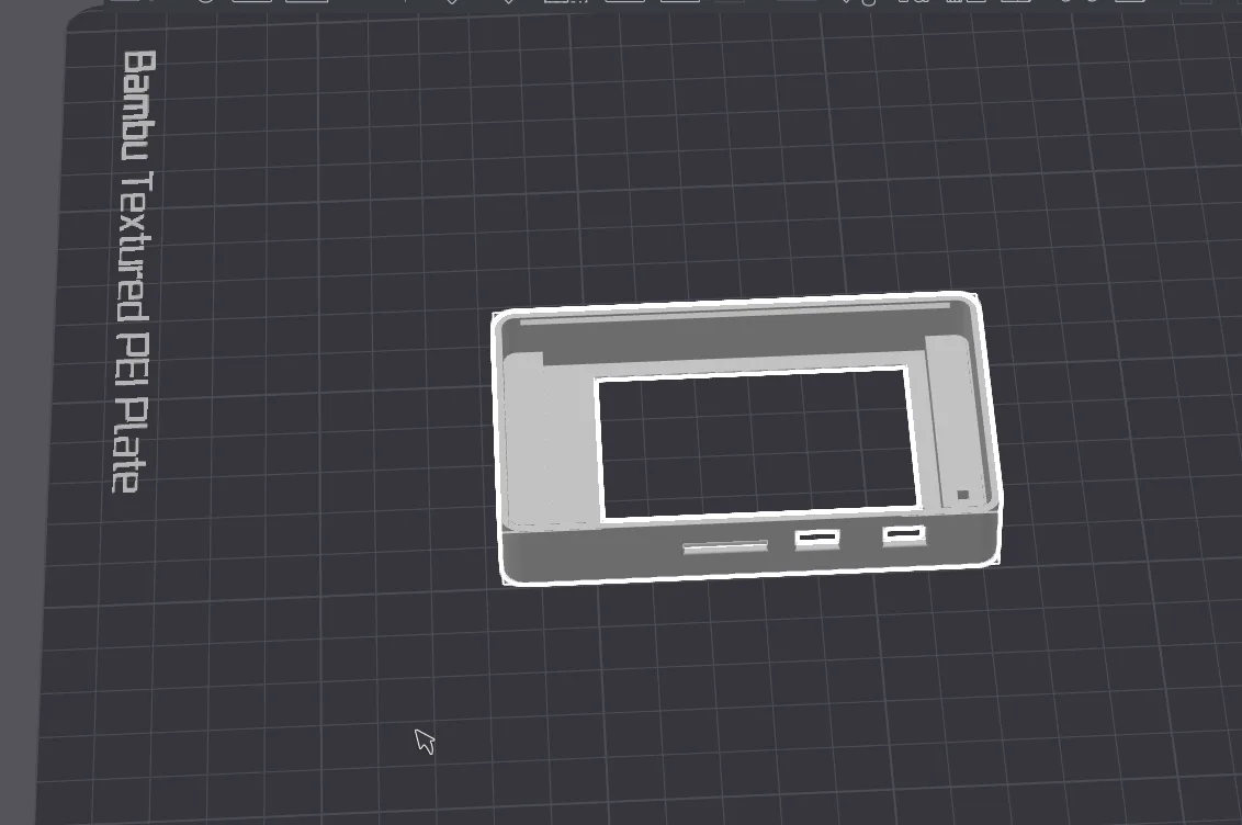 Prikaz kućišta ekrana u programu za 3D ispis s otvorom za ekran i otvorima za priključke